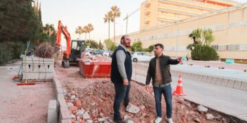 Marbella remodela la parada de autobús del Hospital Costa del Sol con tres nuevas marquesinas y bancos