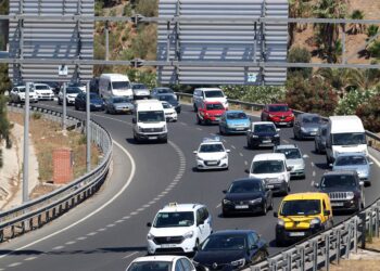 La salida de vía de un vehículo en la A-7 deja un kilómetro de retenciones en Mijas