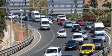 La salida de vía de un vehículo en la A-7 deja un kilómetro de retenciones en Mijas