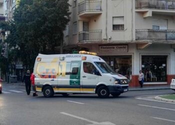 Un conductor de ambulancia herido al intentar auxiliar a un paciente que saltó desde el vehículo