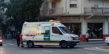 Un conductor de ambulancia herido al intentar auxiliar a un paciente que saltó desde el vehículo
