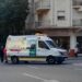 Un conductor de ambulancia herido al intentar auxiliar a un paciente que saltó desde el vehículo