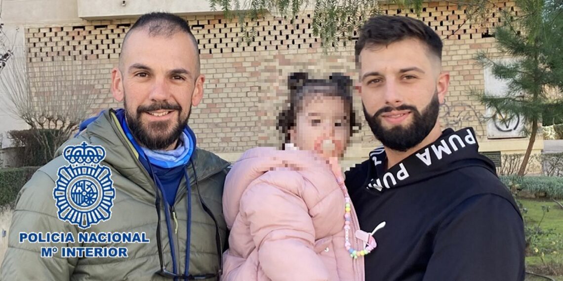 Un policía nacional reanima a una bebé en parada cardiorrespiratoria en Antequera