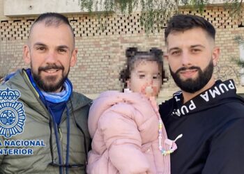 Un policía nacional reanima a una bebé en parada cardiorrespiratoria en Antequera