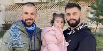 Un policía nacional reanima a una bebé en parada cardiorrespiratoria en Antequera