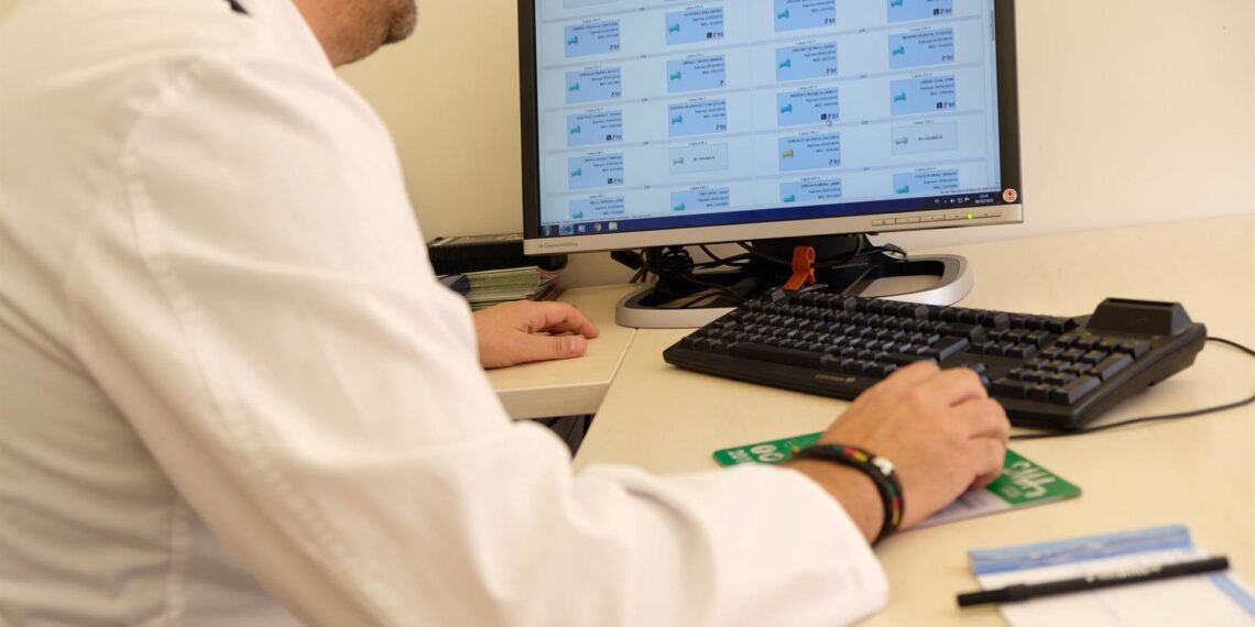 Dos médicos reciben amenazas e insultos xenófobos