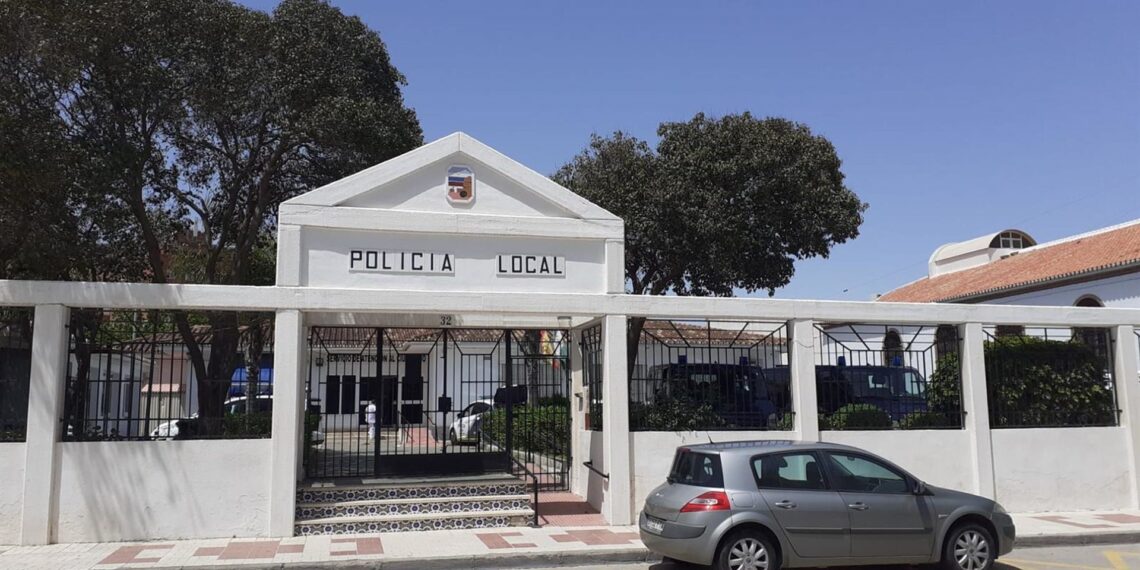 La Policía Local de Torremolinos evita la ocupación ilegal de una vivienda y detiene a dos personas