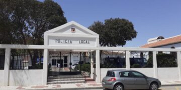La Policía Local de Torremolinos evita la ocupación ilegal de una vivienda y detiene a dos personas