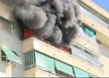 Dos fallecidos en un incendio en un edificio de Fuengirola