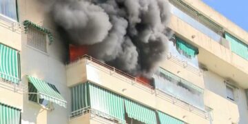 Dos fallecidos en un incendio en un edificio de Fuengirola