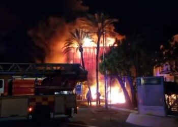 Extinguido el incendio declarado en una nave de barcos del puerto pesquero de Marbella