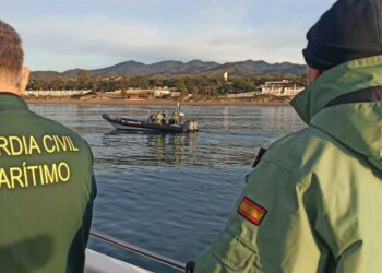 Submarinistas de la Guardia Civil buscan en el mar los restos de la mujer asesinada en Marbella