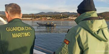 Submarinistas de la Guardia Civil buscan en el mar los restos de la mujer asesinada en Marbella