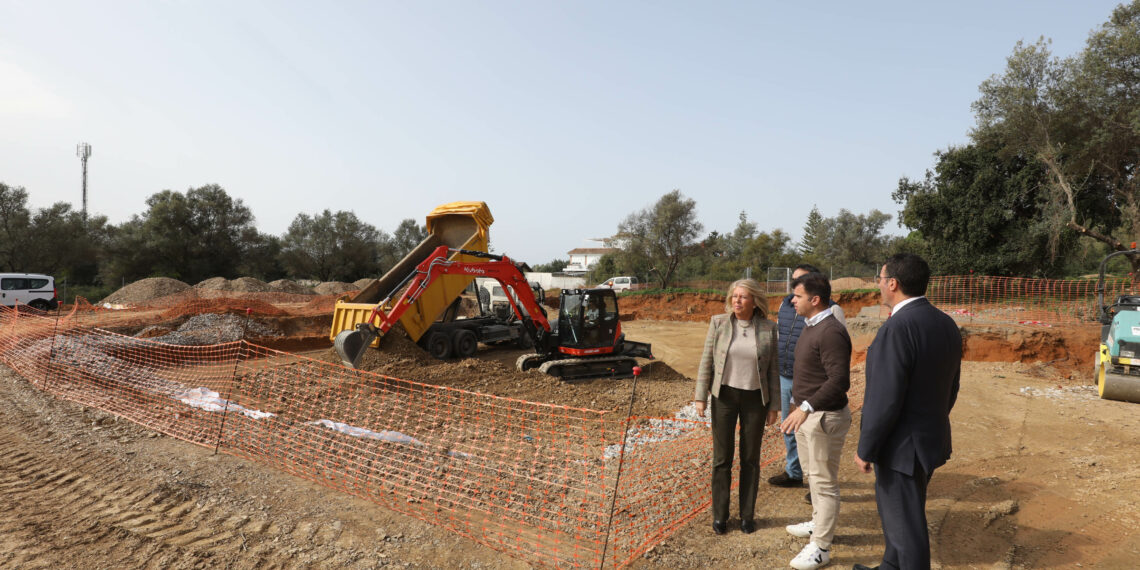 Comienza la construcción de la piscina municipal de Las Chapas en una parcela de 6.000 metros cuadrados