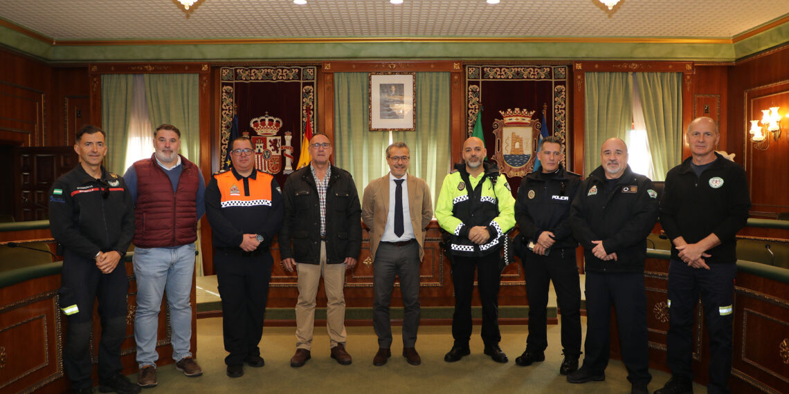Propondrán la Medalla al Mérito al policía local y al marinero que rescataron a un bañista en la playa de La Venus