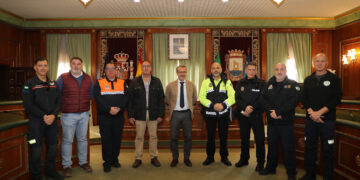 Propondrán la Medalla al Mérito al policía local y al marinero que rescataron a un bañista en la playa de La Venus