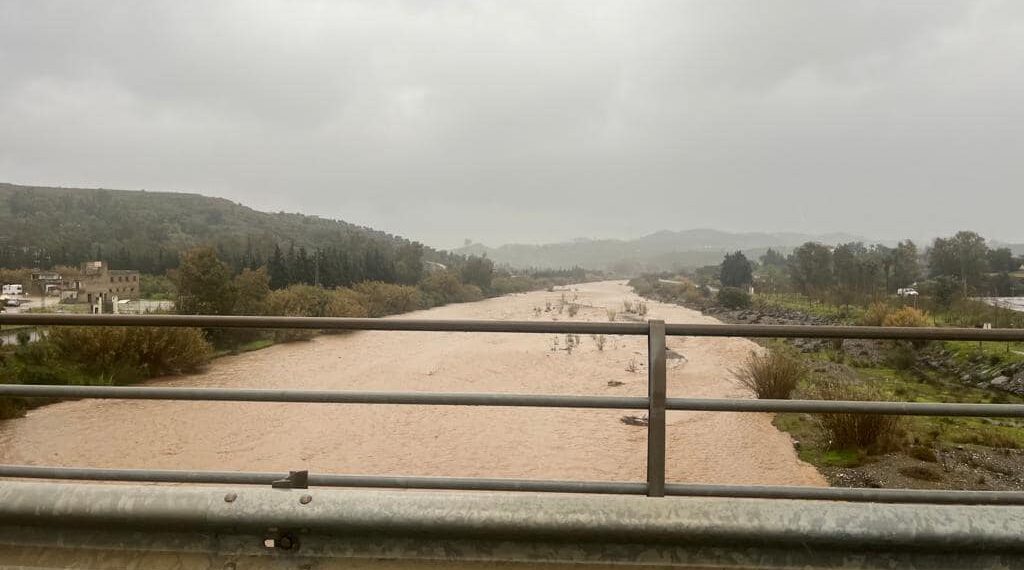Mijas cierra todos los pasos del río Fuengirola-Gomenaro por el aumento del caudal debido a las fuertes lluvias