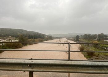 Mijas cierra todos los pasos del río Fuengirola-Gomenaro por el aumento del caudal debido a las fuertes lluvias