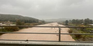 Mijas cierra todos los pasos del río Fuengirola-Gomenaro por el aumento del caudal debido a las fuertes lluvias