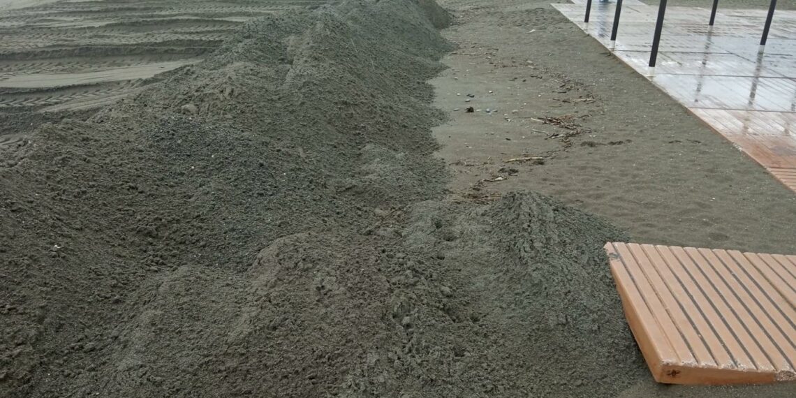 Los operarios de playas de Casares realizan barricadas para minimizar los daños del temporal