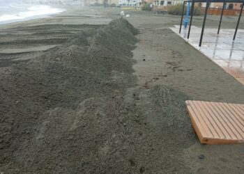 Los operarios de playas de Casares realizan barricadas para minimizar los daños del temporal
