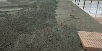 Los operarios de playas de Casares realizan barricadas para minimizar los daños del temporal