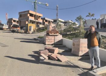 Marcos Ruiz comprueba in situ el desolador panorama que Otero Group deja hasta el momento en Manilva