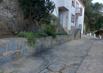 Mejoras y puesta a punto de jardineras en las calles Camachas y Camino de Gaucín de Casares