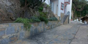 Mejoras y puesta a punto de jardineras en las calles Camachas y Camino de Gaucín de Casares