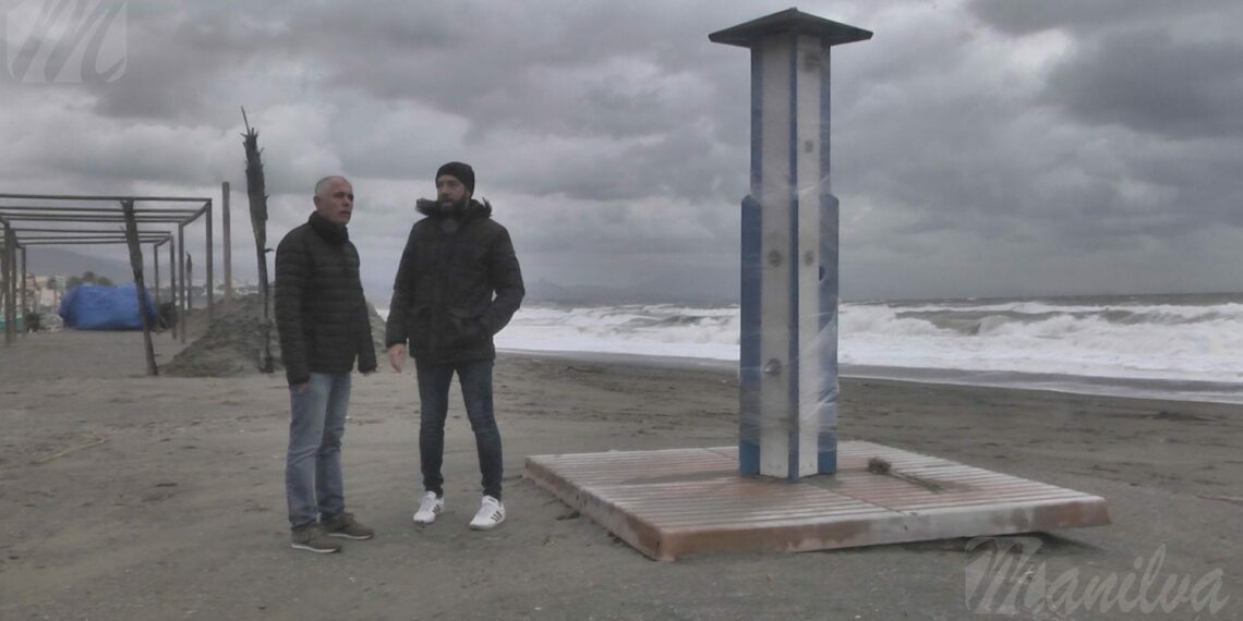 El alcalde de Manilva comprueba los daños producidos por el temporal