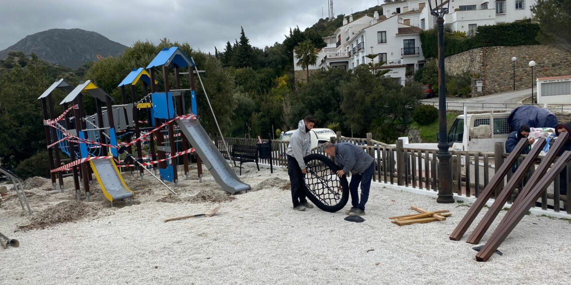 El Ayuntamiento de Casares renueva el parque infantil del Puerto de la Cruz