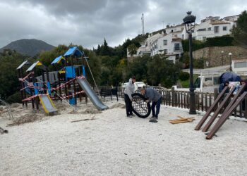 El Ayuntamiento de Casares renueva el parque infantil del Puerto de la Cruz