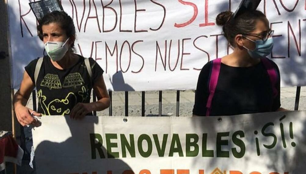 Casares se suma a la concentración en el Parlamento regional para pedir una regulación adecuada de las renovables.