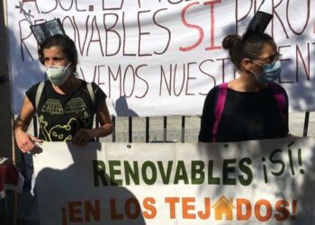 Casares se suma a la concentración en el Parlamento regional para pedir una regulación adecuada de las renovables.