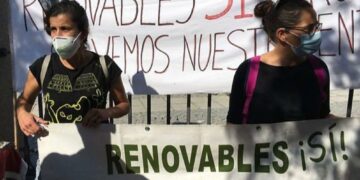 Casares se suma a la concentración en el Parlamento regional para pedir una regulación adecuada de las renovables.