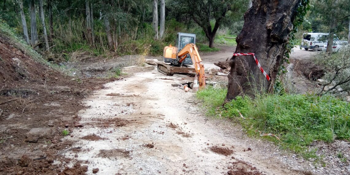 El Ayuntamiento de Casares construye un nuevo paso en la garganta de la Acedías