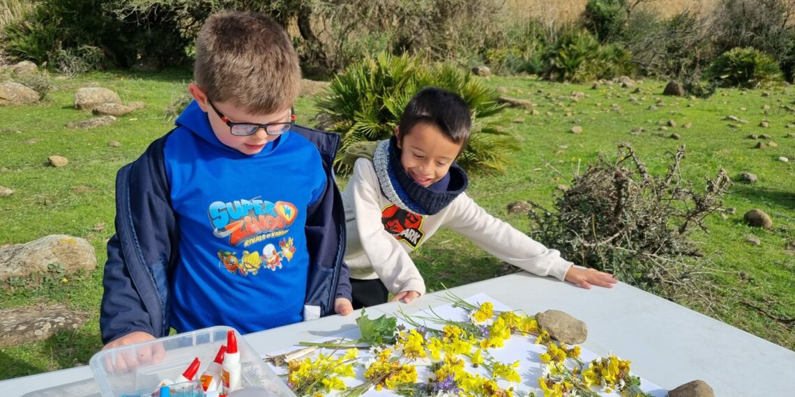 Más de 200 escolares del Blas Infante de Casares y Los Almendros de Secadero plantan árboles en el municipio