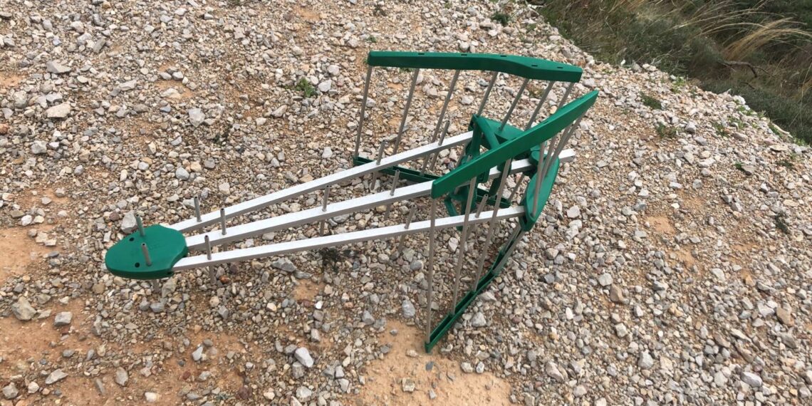 El temporal de viento arranca de cuajo la antena de Canal Sur TV del repetidor ubicado en Casares