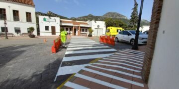 El Ayuntamiento de Casares realiza trabajos de pintado de señalización vial y plazas de aparcamiento