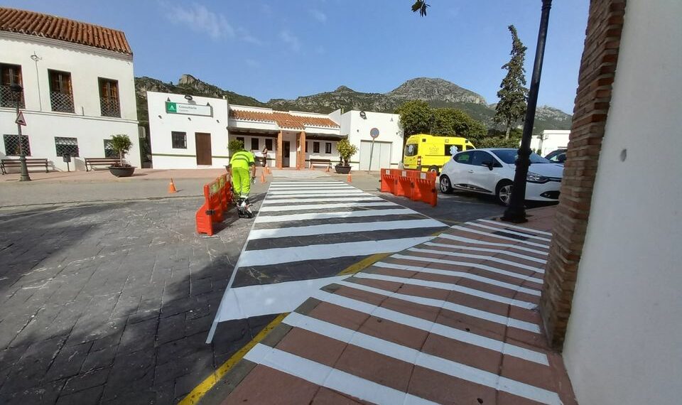 El Ayuntamiento de Casares realiza trabajos de pintado de señalización vial y plazas de aparcamiento