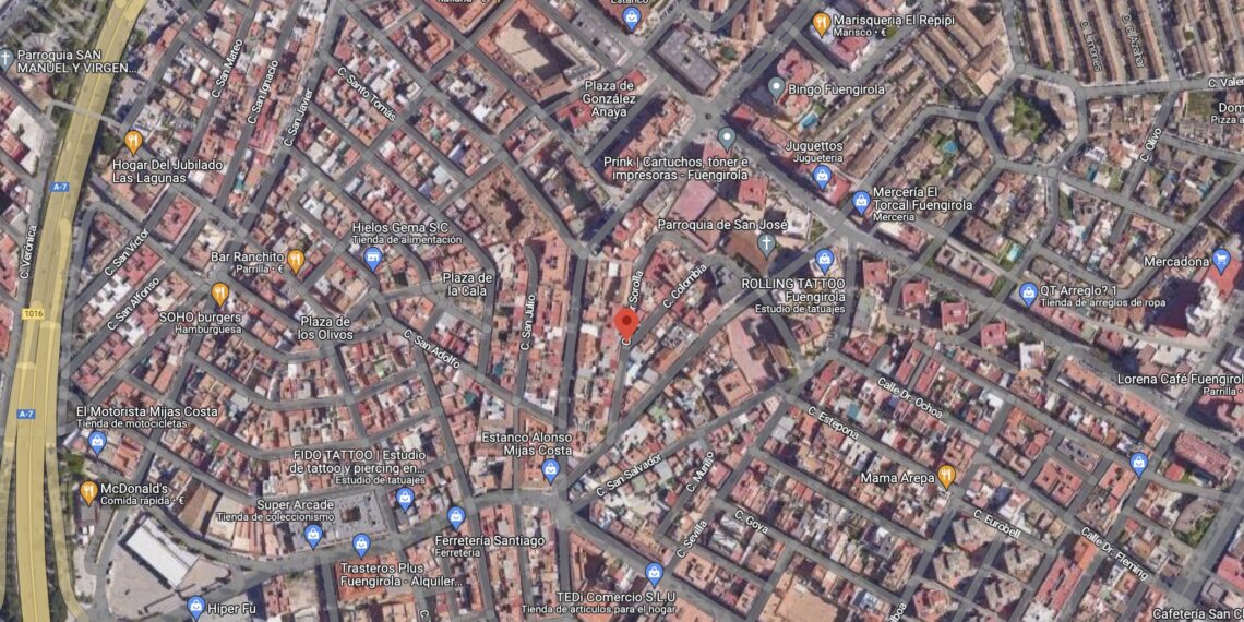 Tres personas, una de ellas menor, resultan afectadas en un incendio de vivienda en Fuengirola