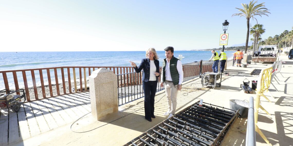 Comienza la sustitución de barandillas en el Paseo Marítimo de Marbella