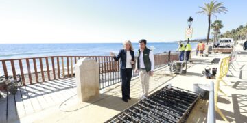 Comienza la sustitución de barandillas en el Paseo Marítimo de Marbella