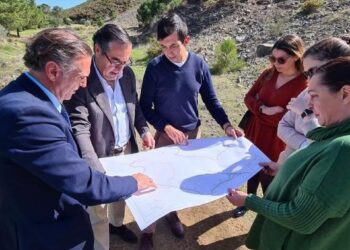 Junta y Ayuntamiento analizan los anteproyectos del nuevo colegio e instituto de Benahavís