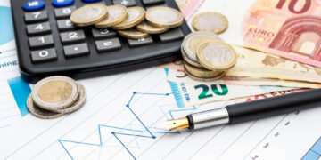 Las familias andaluzas con rentas inferiores a 27.000 euros podrán solicitar este miércoles la ayuda de 200 euros