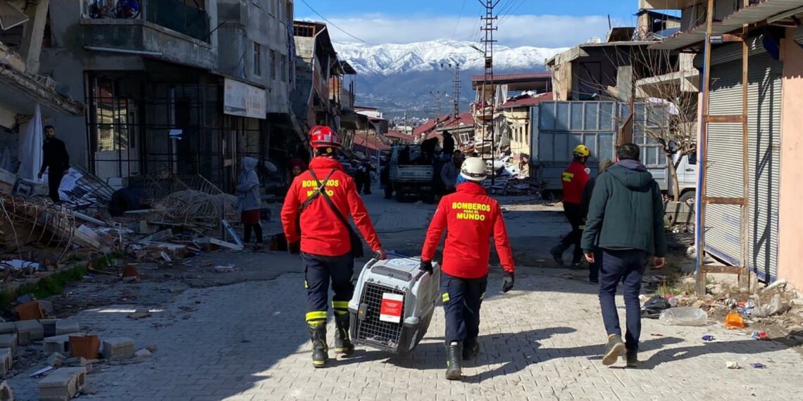 Regresan los bomberos de Estepona y Manilva tras finalizar la búsqueda de personas en los terremotos de Turquía