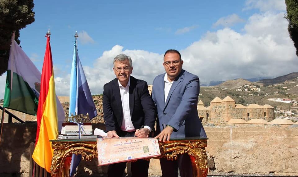 Los ayuntamientos de Estepona y Almuñecar sellan el hermanamiento de ambas ciudades