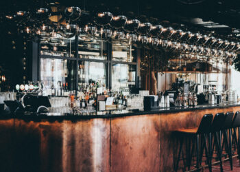 El Supremo fija que una caída de camino al bar para merendar en horario de trabajo es un accidente laboral