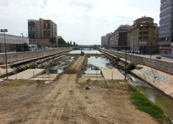 Detonan de manera controlada una granada de la Guerra Civil en la desembocadura del Guadalmedina