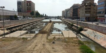 Detonan de manera controlada una granada de la Guerra Civil en la desembocadura del Guadalmedina